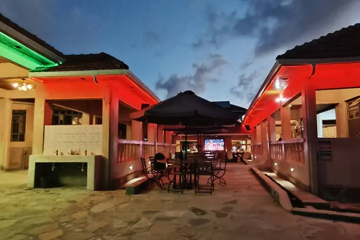 Evening courtyard dining at Kenlife