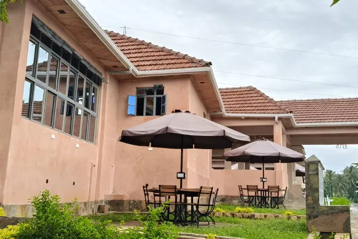 Outdoor seating beside the main Kenlife building