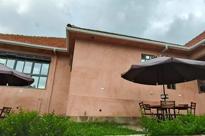 Garden seating and the Kenlife exterior