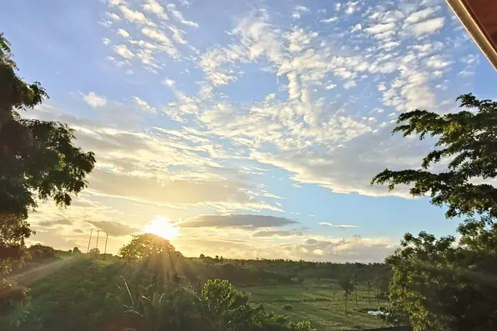 Sunrise over the green landscape around Kenlife